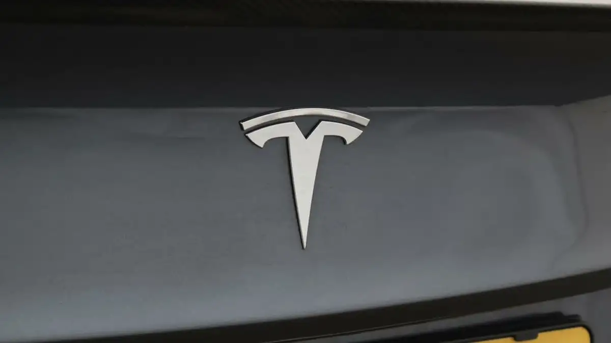 2020-tesla-model-3-e-performance-big-21