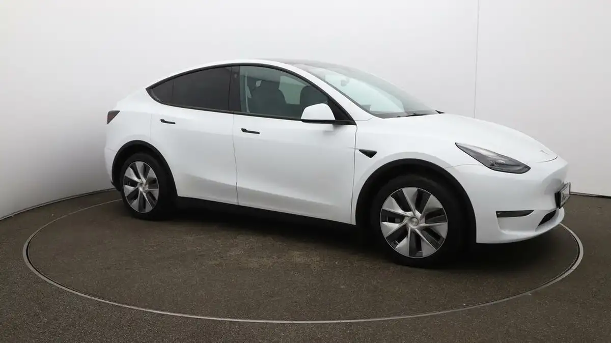 2023-tesla-model-y-e-long-range-big-37