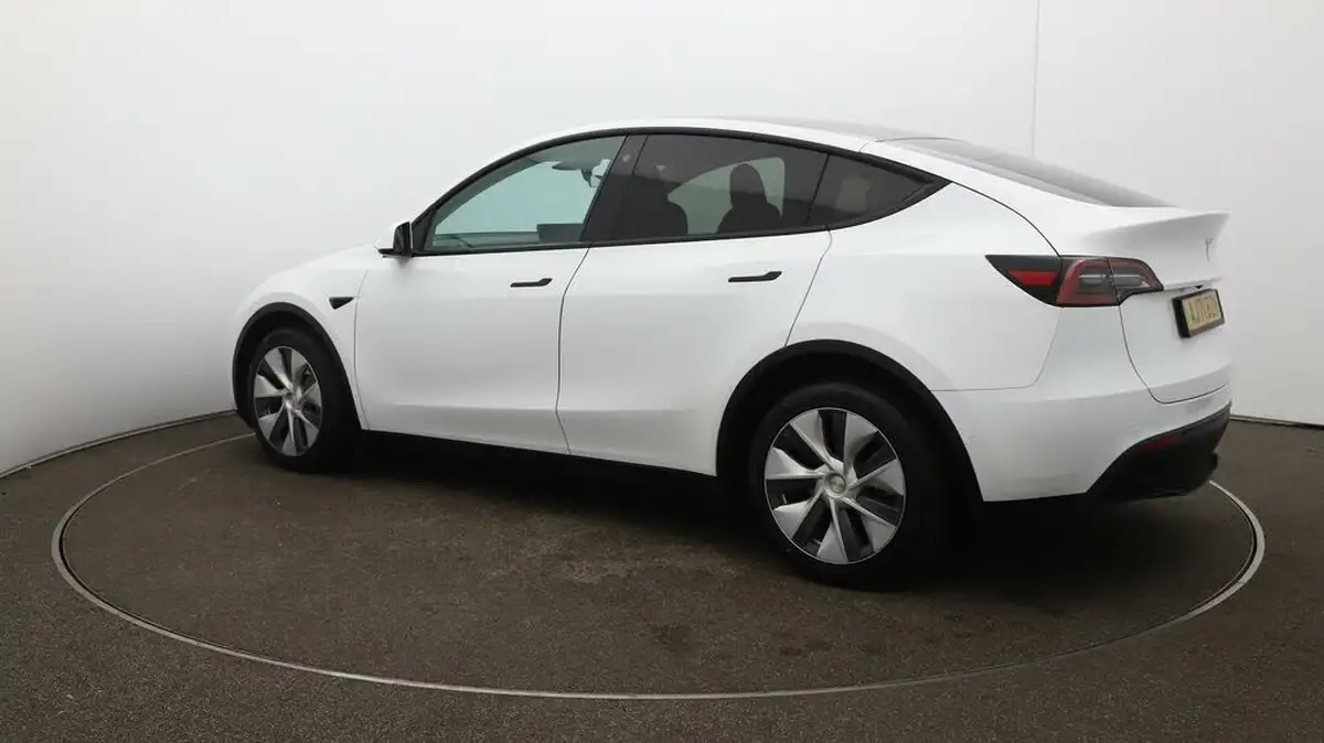 2022-tesla-model-y-e-long-range-big-27