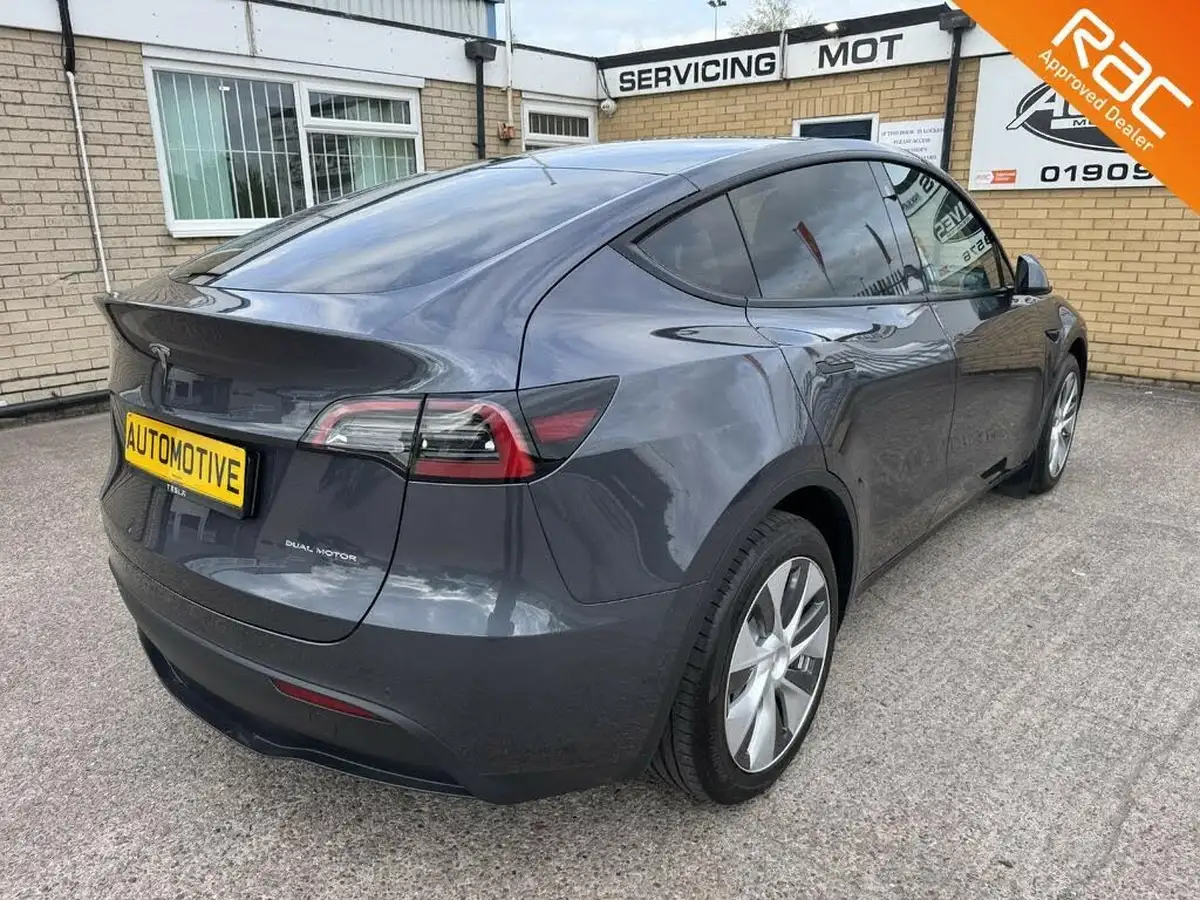 2022-tesla-model-y-e-long-range-big-8