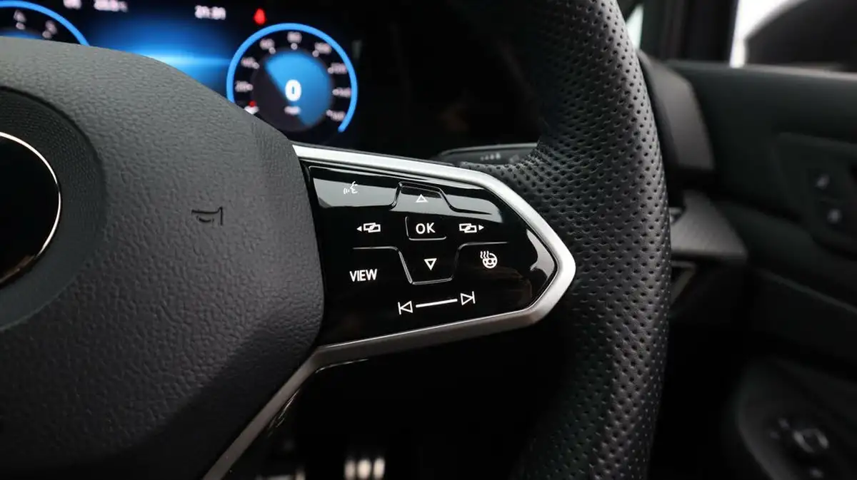 2022-volkswagen-golf-15-tsi-r-line-150ps-hatchback-big-26