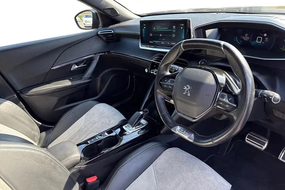2021-peugeot-2008-suv-e-gt-premium-big-13