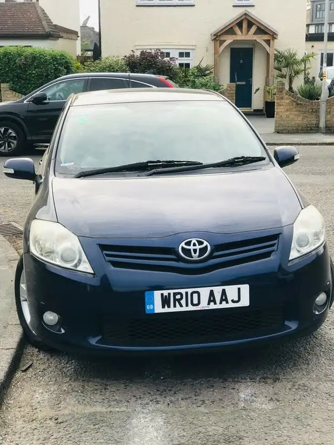 2010-toyota-auris-16-tr-v-matic-5d-big-1