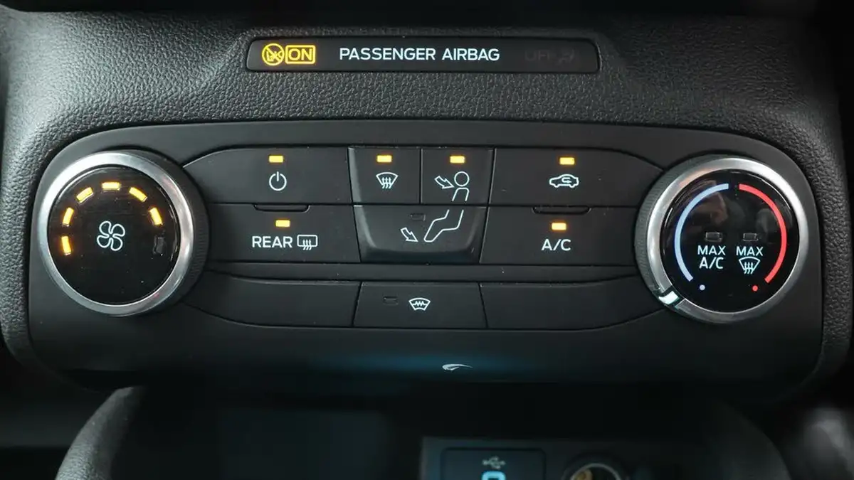 2019-ford-focus-10t-st-line-hatchback-big-12
