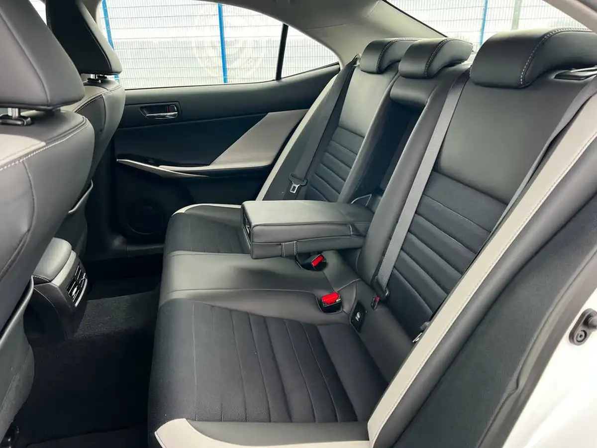 2016-lexus-is-300h-25-sport-big-12