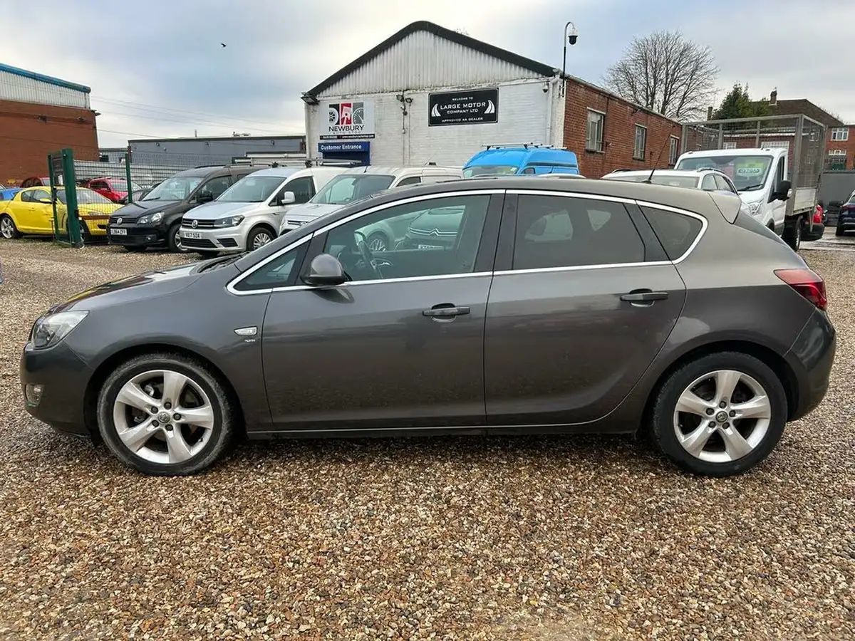 2011-vauxhall-astra-16-sri-vvt-16v-115ps-hatchback-5d-auto-big-3
