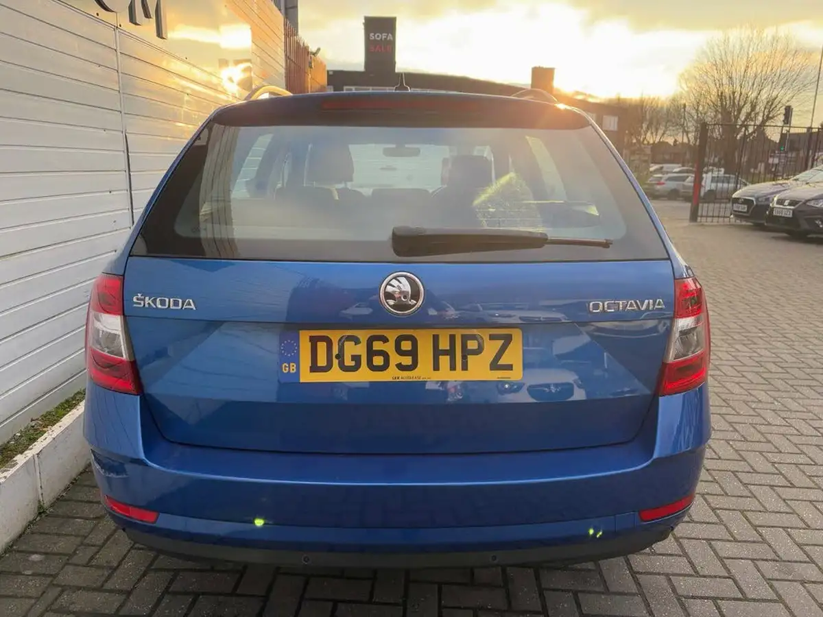 2019-skoda-octavia-16tdi-se-technology-estate-big-7