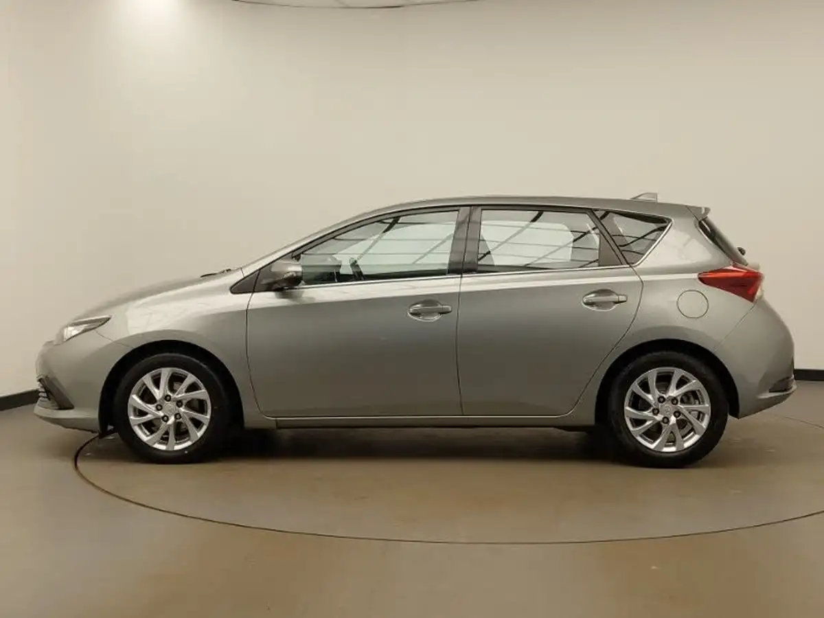 2017-toyota-auris-16d-business-edition-tss-hatchback-big-3