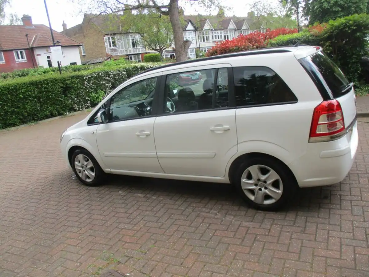 2013-vauxhall-zafira-16-exclusiv-big-11