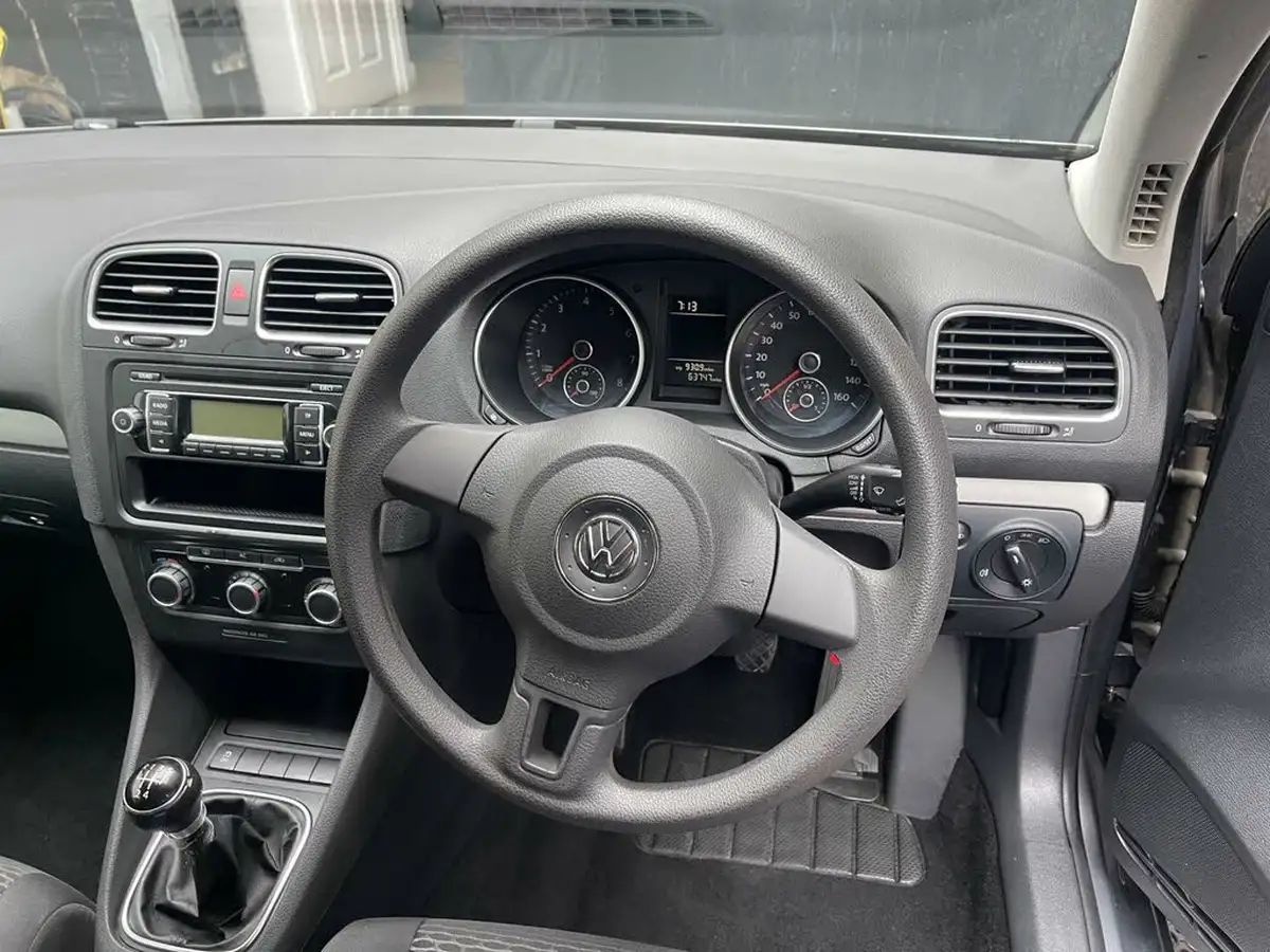 2011-volkswagen-golf-12-tsi-s-3d-big-27