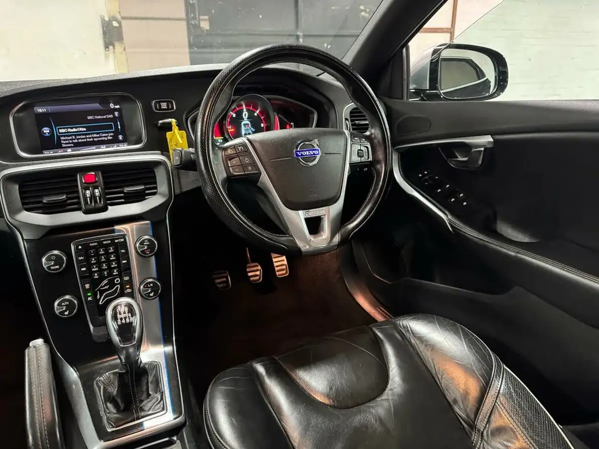 2014-volvo-v40-20td-d3-r-design-lux-nav-big-28