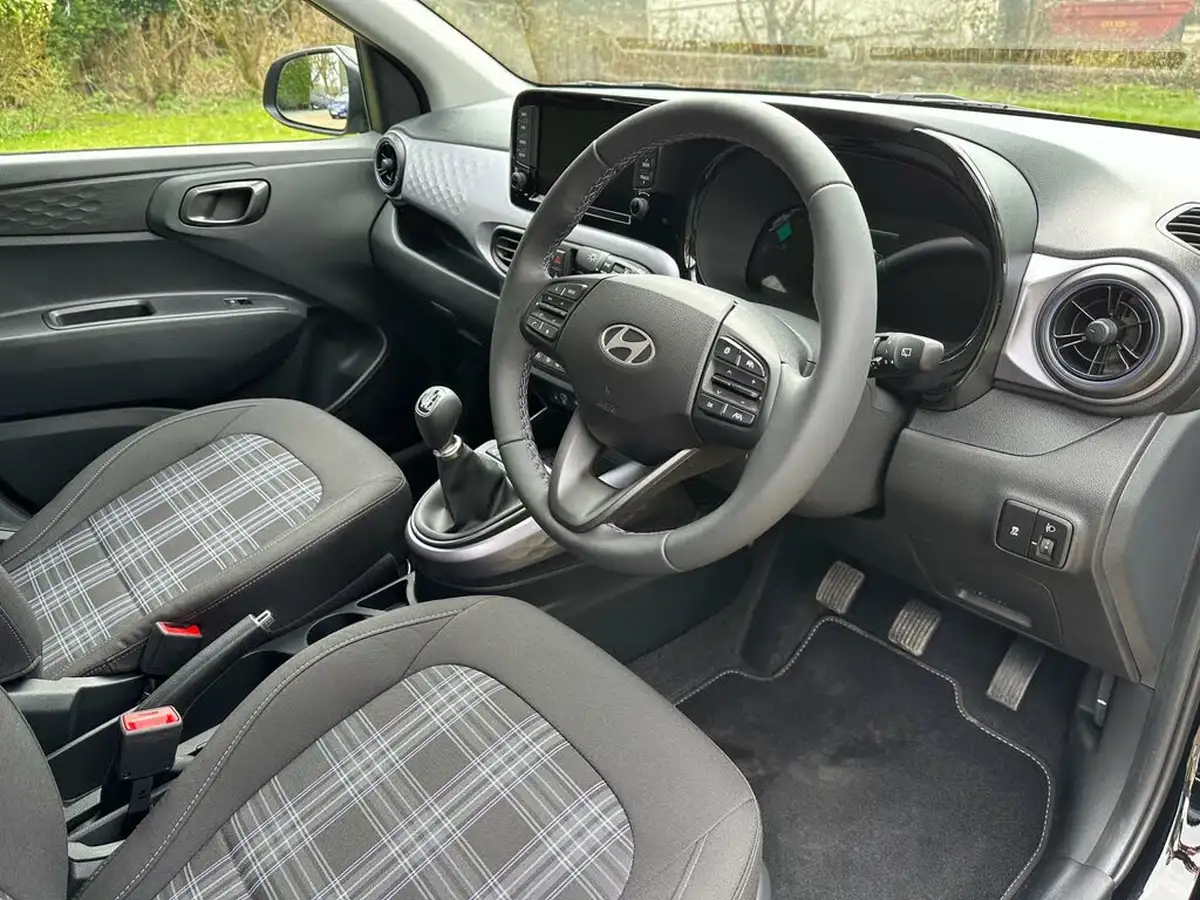 2024-hyundai-i10-12-premium-79ps-big-2