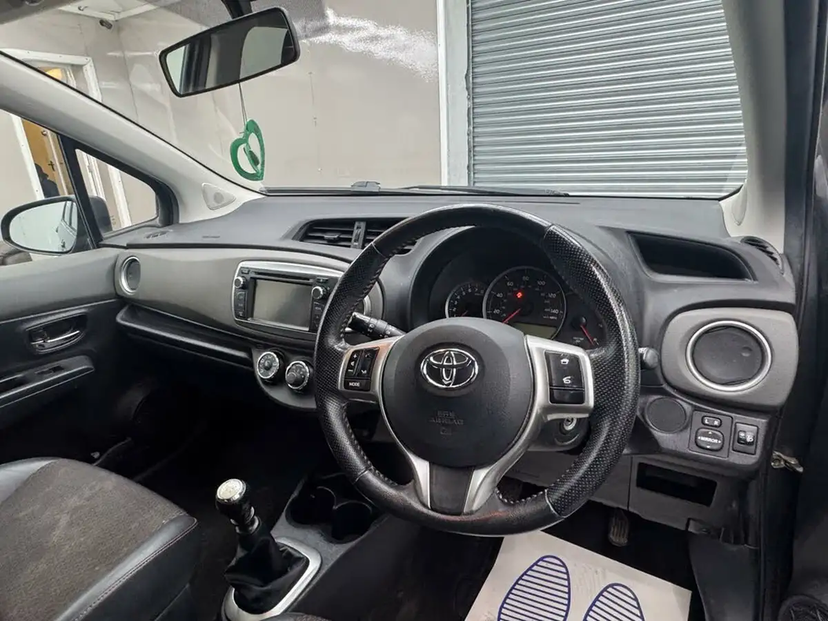 2013-toyota-yaris-133-sr-vvt-i-5d-big-22