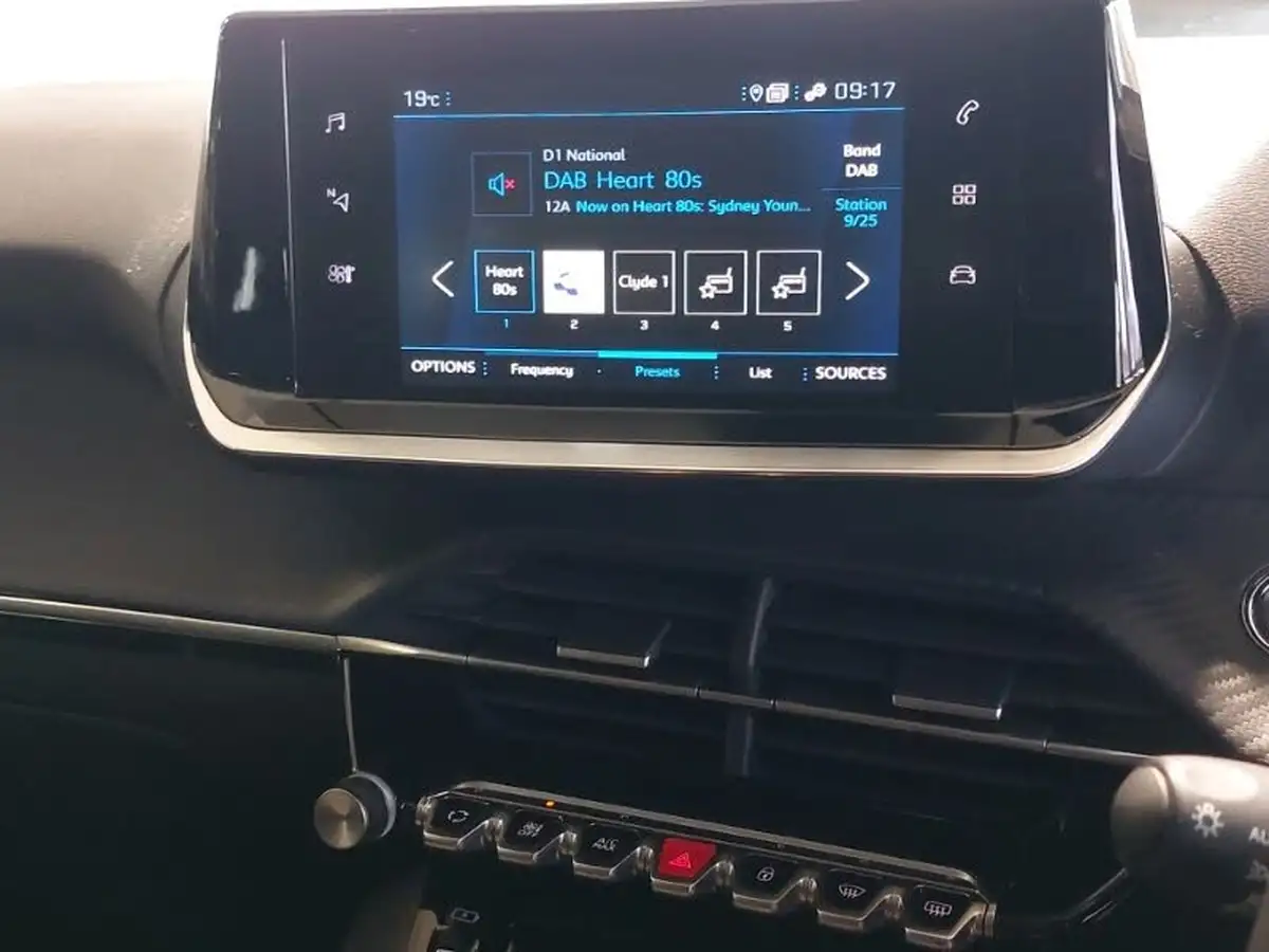 2023-peugeot-208-12-puretech-allure-premium-100ps-big-6