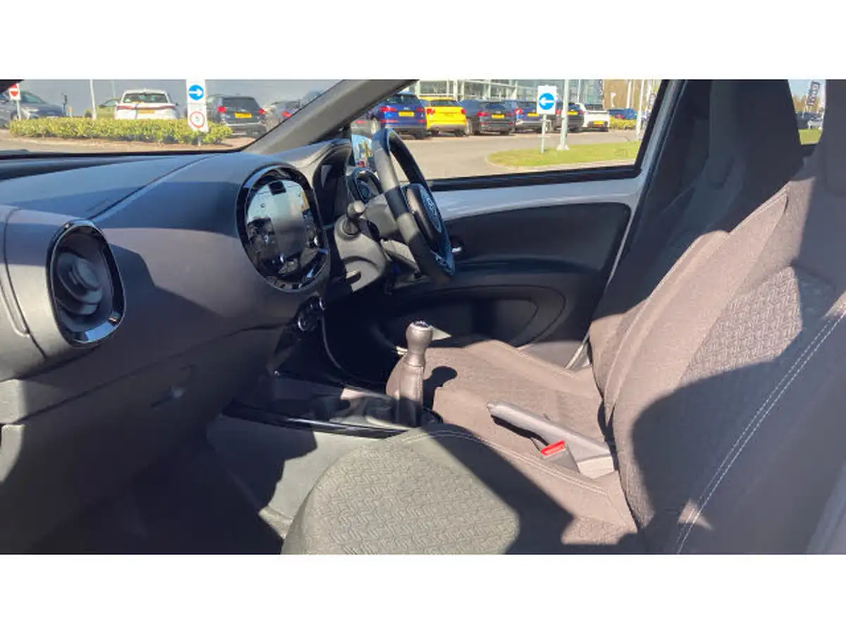 2023-toyota-aygo-x-10-vvt-i-edge-big-9
