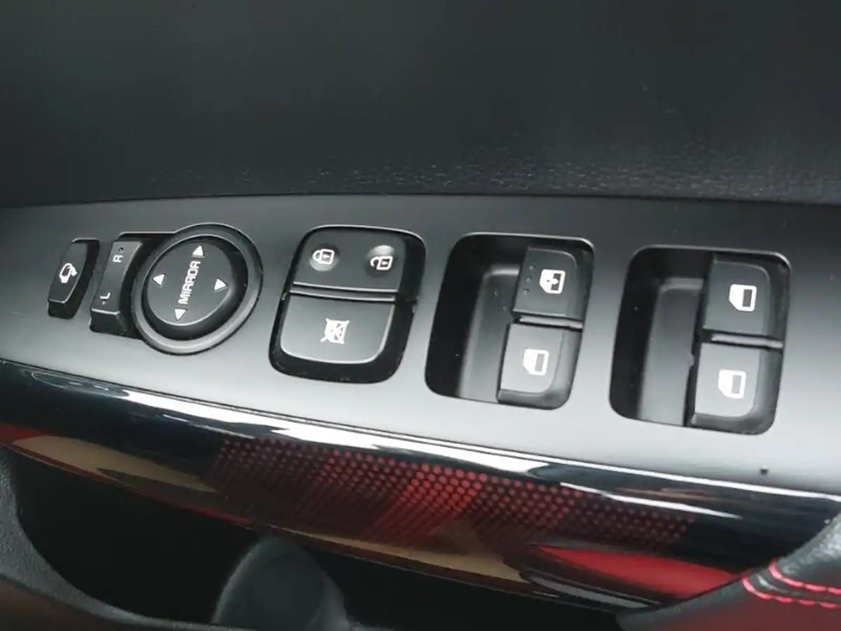 2021-kia-picanto-10-gt-line-big-17