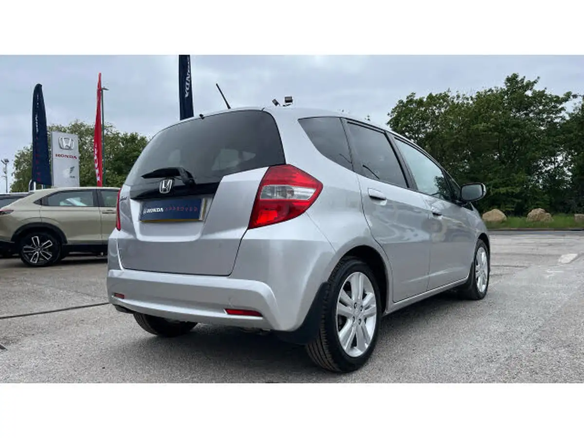 2013-honda-jazz-14-es-plus-cvt-big-21