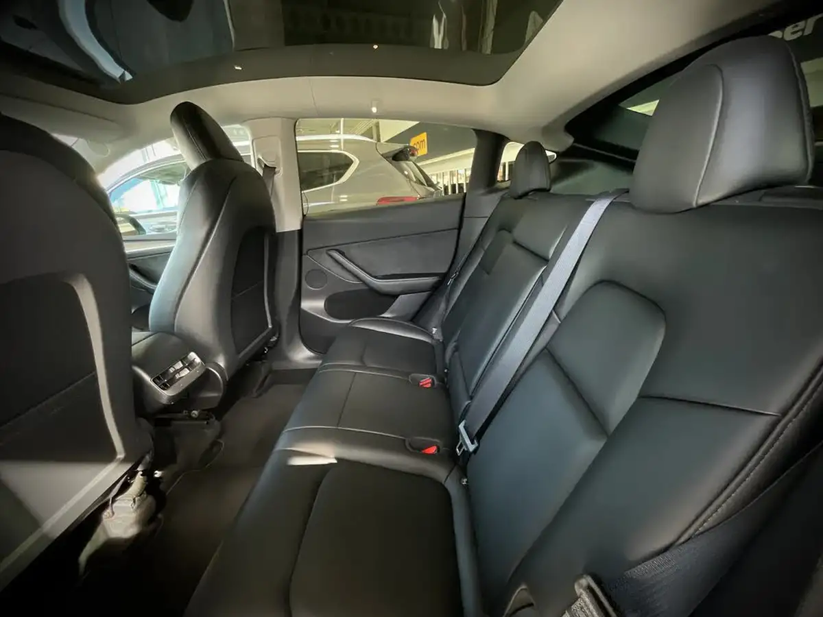 2022-tesla-model-y-e-long-range-big-14