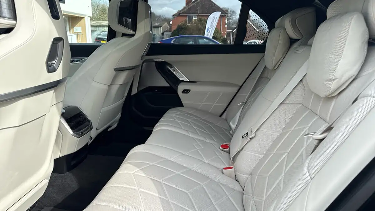 2023-bmw-7-series-e-i7-xdrive60-excellence-pro-big-21