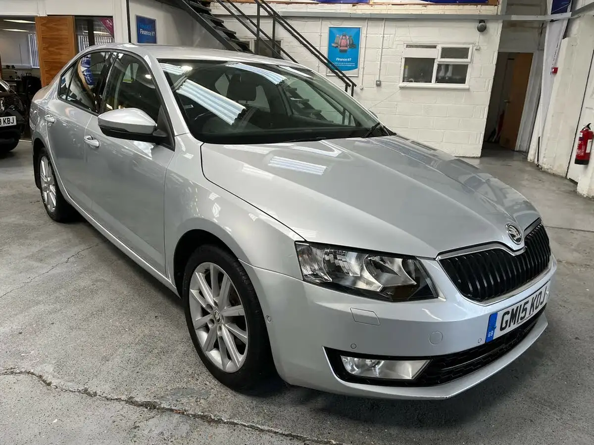 2015-skoda-octavia-20tdi-elegance-hatchback-big-8