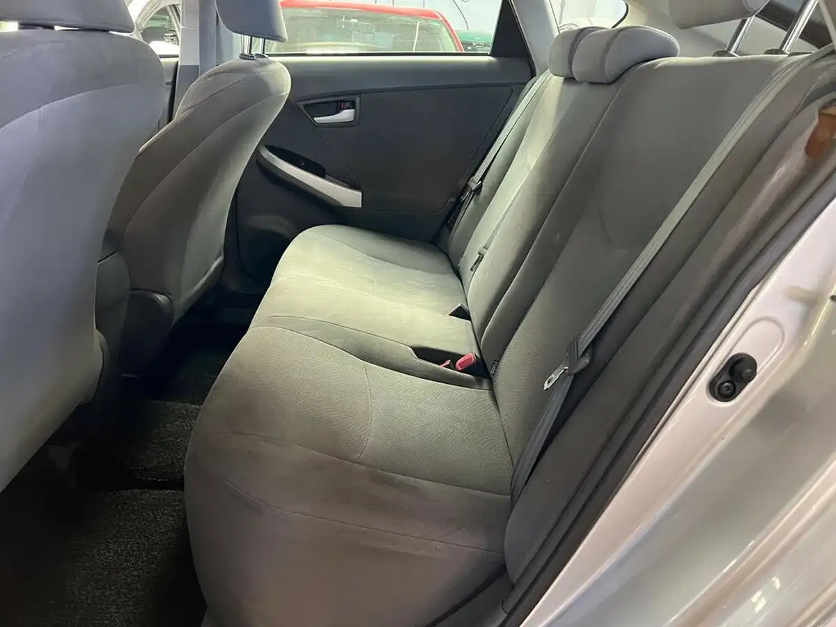 2010-toyota-prius-big-20
