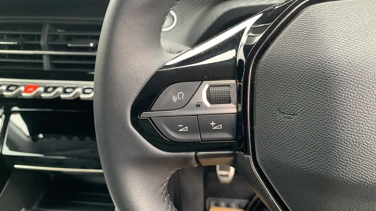 2023-peugeot-208-12-puretech-allure-premium-100ps-big-23