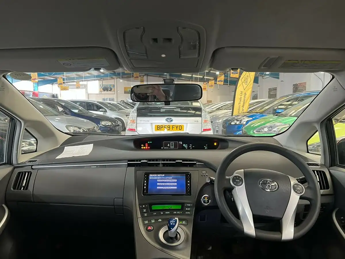 2010-toyota-prius-big-5