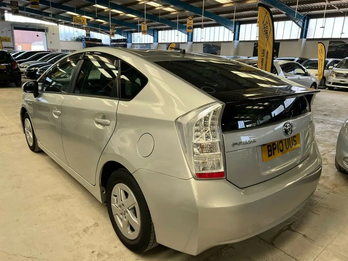2010-toyota-prius-big-23