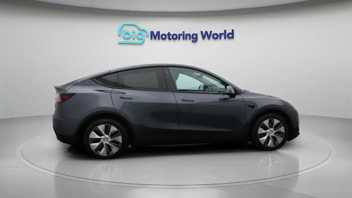 2022-tesla-model-y-e-long-range-big-8