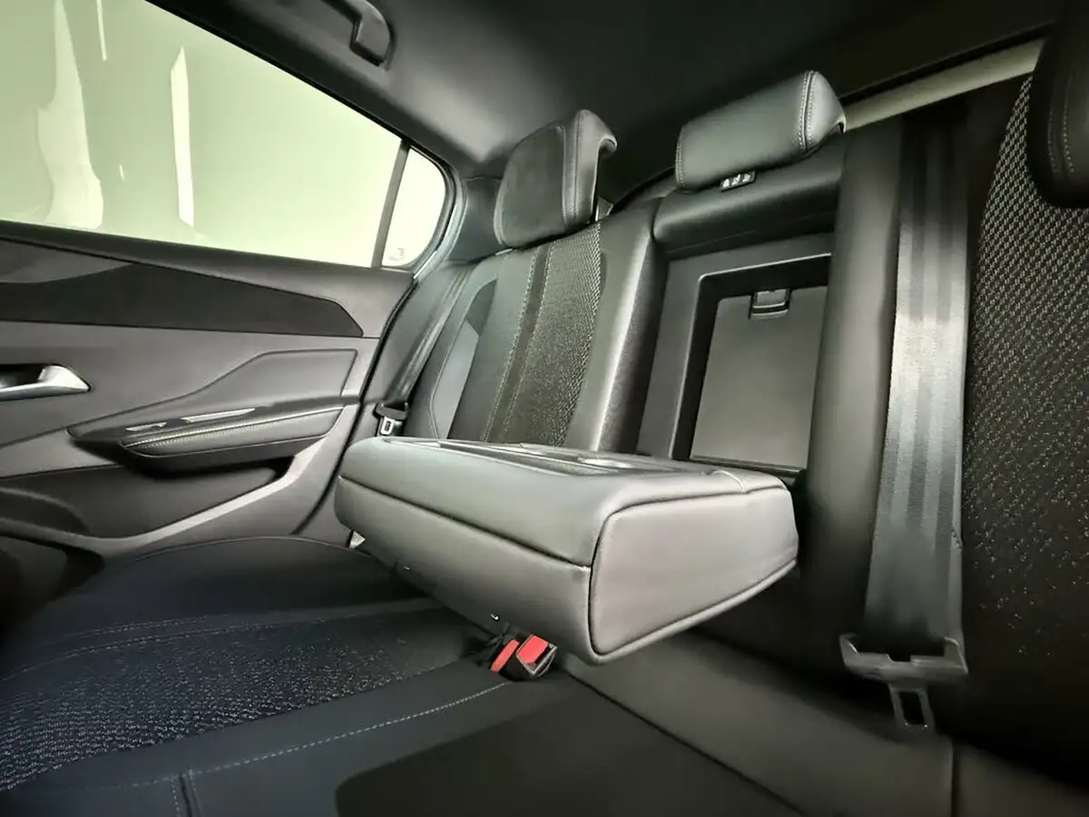 2024-peugeot-308-12-puretech-gt-130ps-ss-eat8-big-16