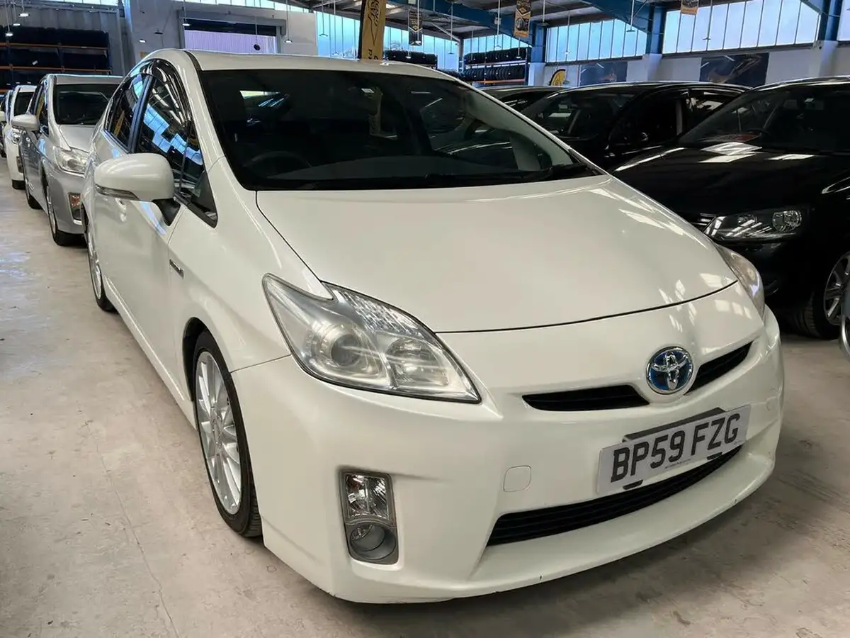 2010-toyota-prius-big-0
