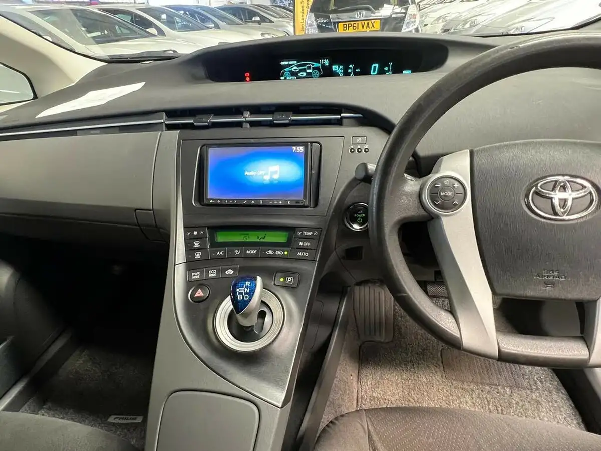 2010-toyota-prius-big-24