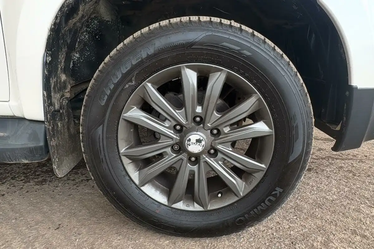 2020-isuzu-d-max-19td-blade-big-12