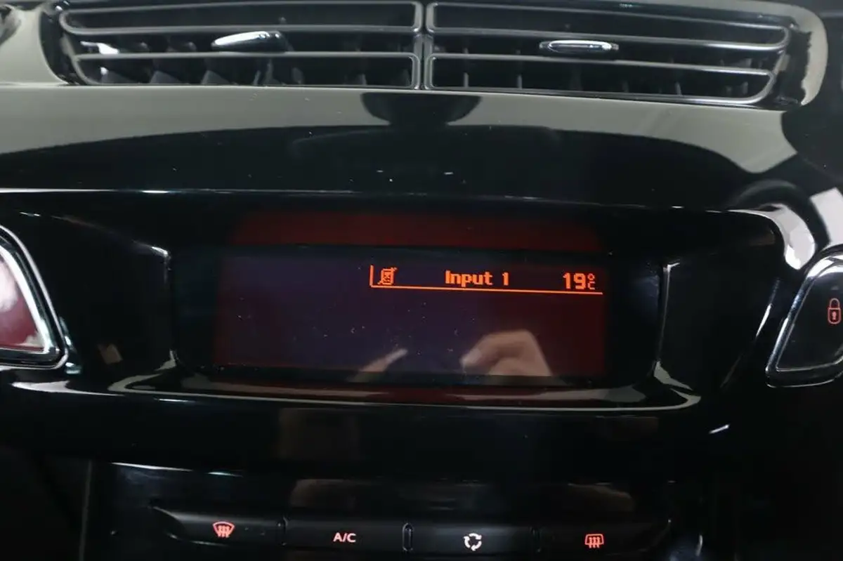 2014-citroen-ds3-cabrio-16e-hdi-dstyle-plus-big-48
