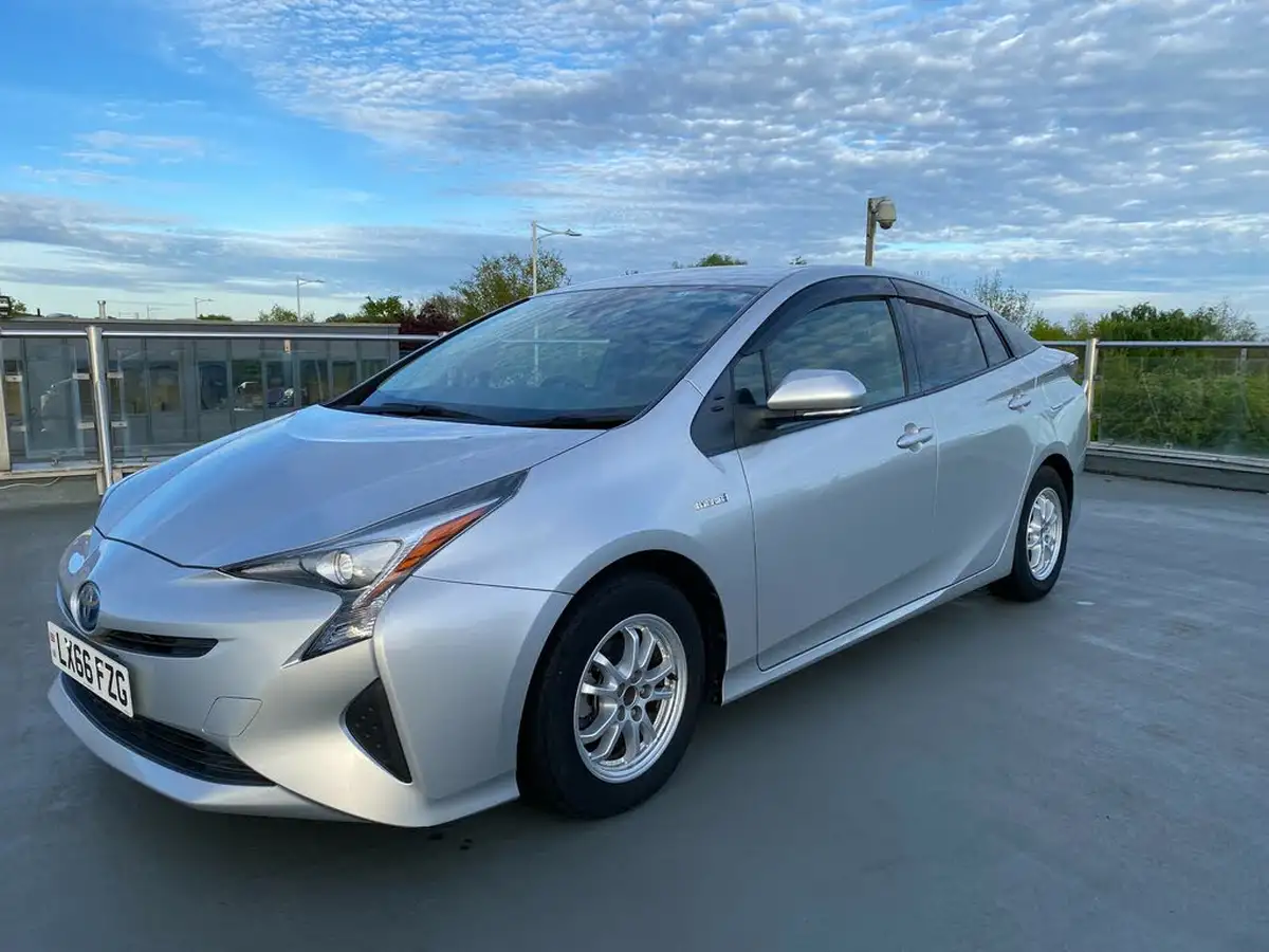 2017-toyota-prius-big-10