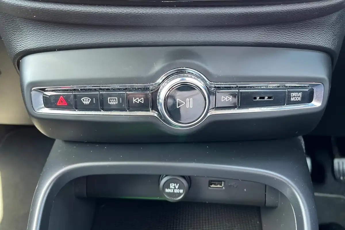 2018-volvo-xc40-15-t3-momentum-big-27