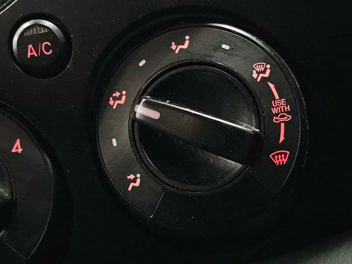 2013-mazda-mazda2-13-ts-air-con-big-45