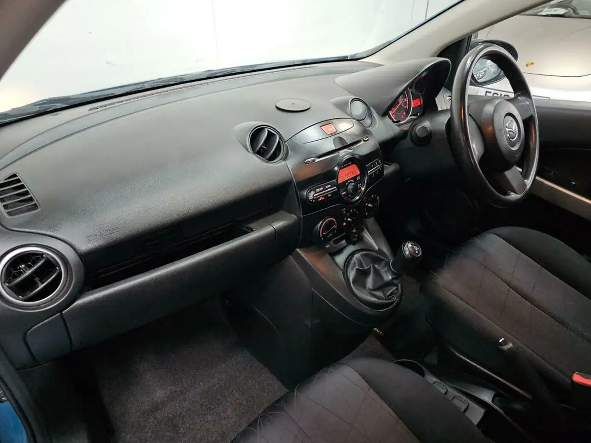 2013-mazda-mazda2-13-ts-air-con-big-17