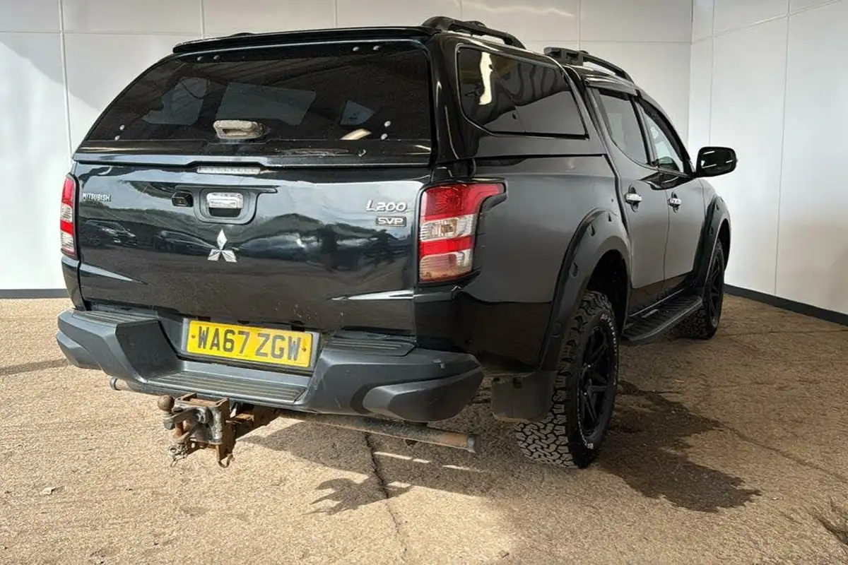 2017-mitsubishi-l200-24di-d-barbarian-svp-auto-big-3