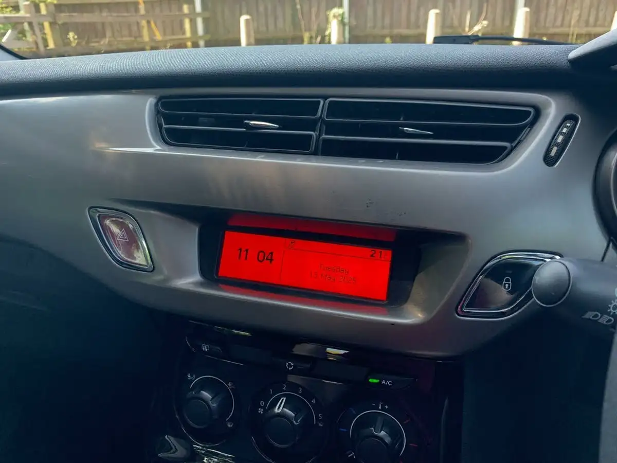 2016-citroen-c3-12-edition-big-19