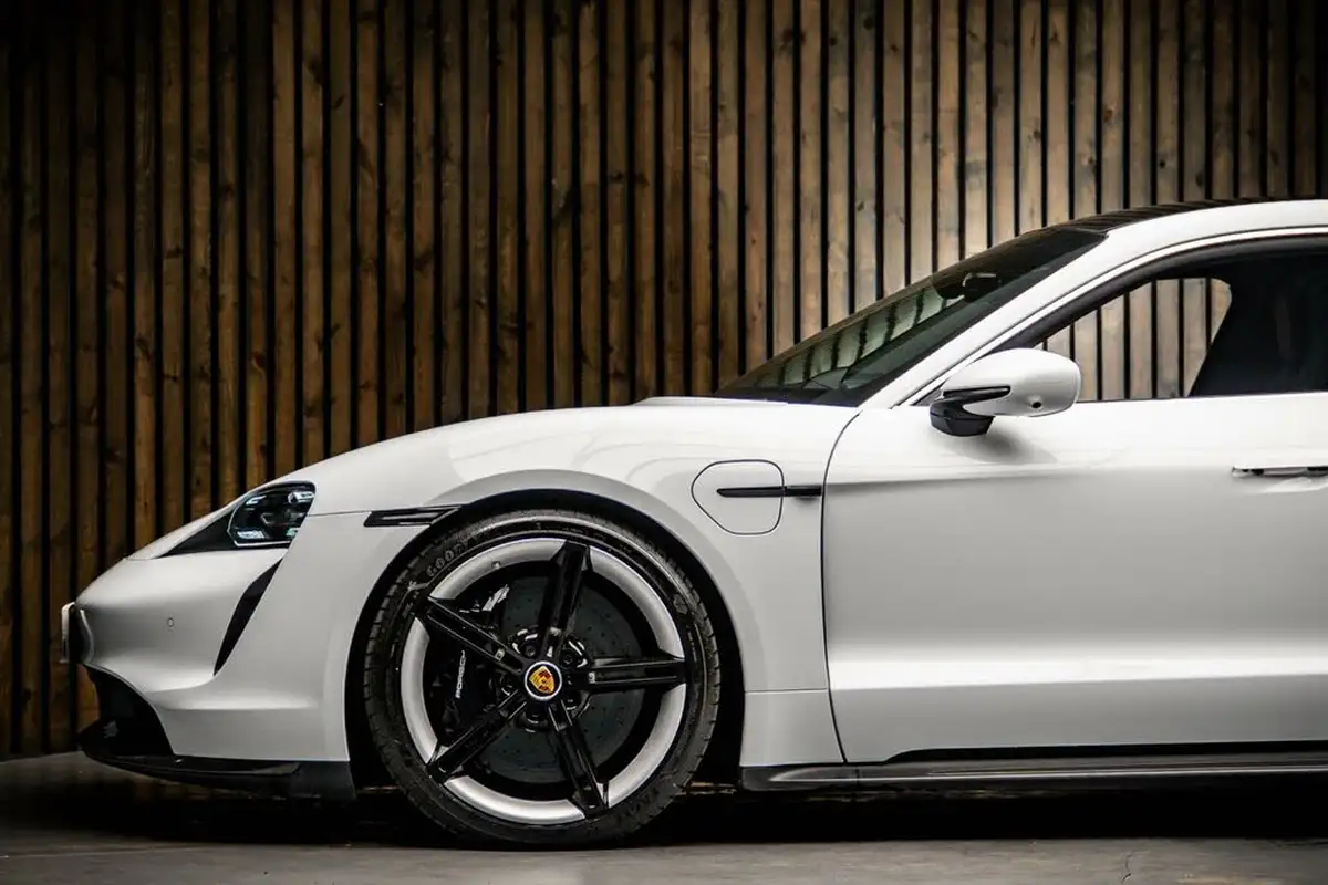 2022-porsche-taycan-e-turbo-s-big-8