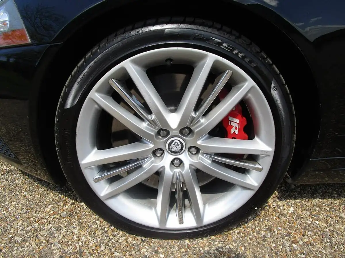 2010-jaguar-xkr-big-18