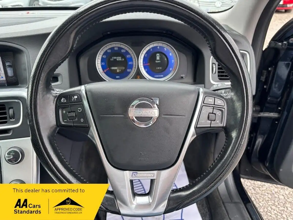 2011-volvo-v60-16-t4-r-design-big-10