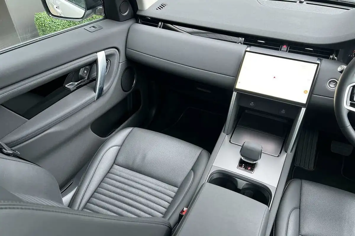2024-land-rover-discovery-sport-15-p300e-s-big-41