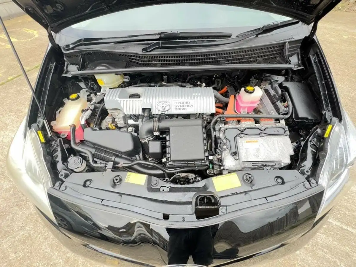 2012-toyota-prius-big-48