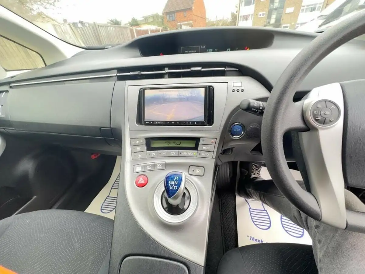 2012-toyota-prius-big-24