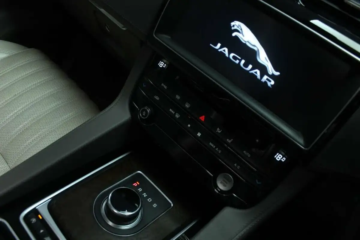 2016-jaguar-f-pace-20-i4d-portfolio-awd-auto-big-6