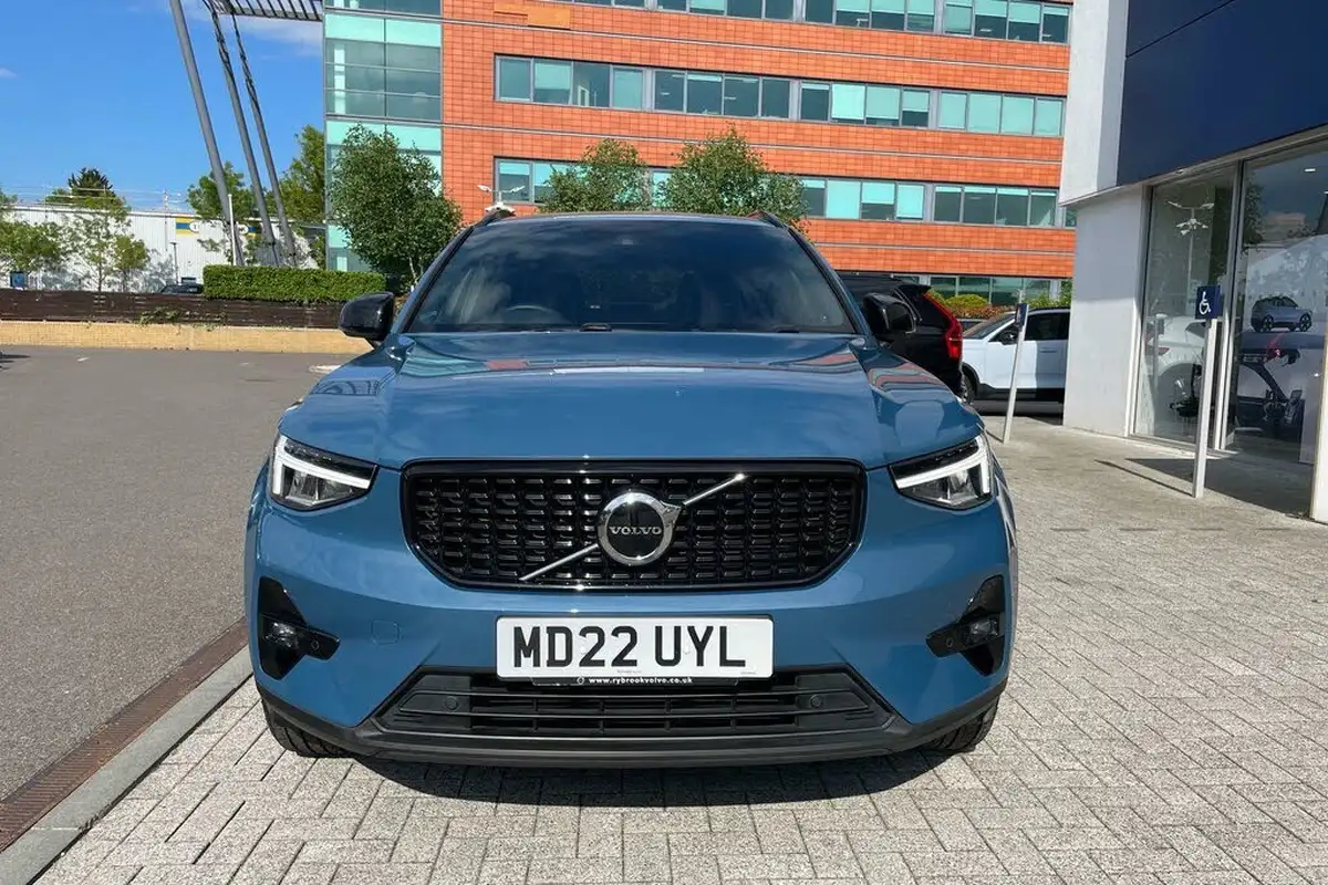 2022-volvo-xc40-15-t4-plus-big-11