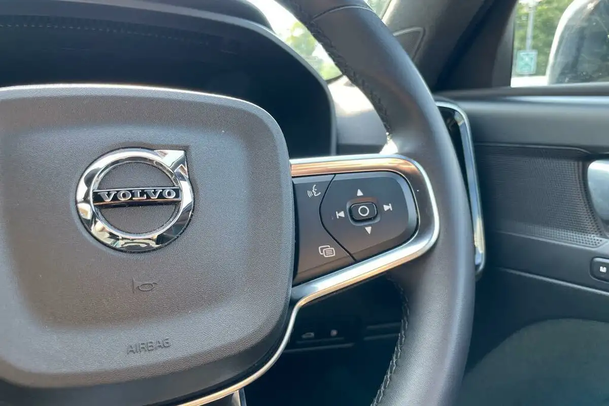 2022-volvo-xc40-15-t4-plus-big-35