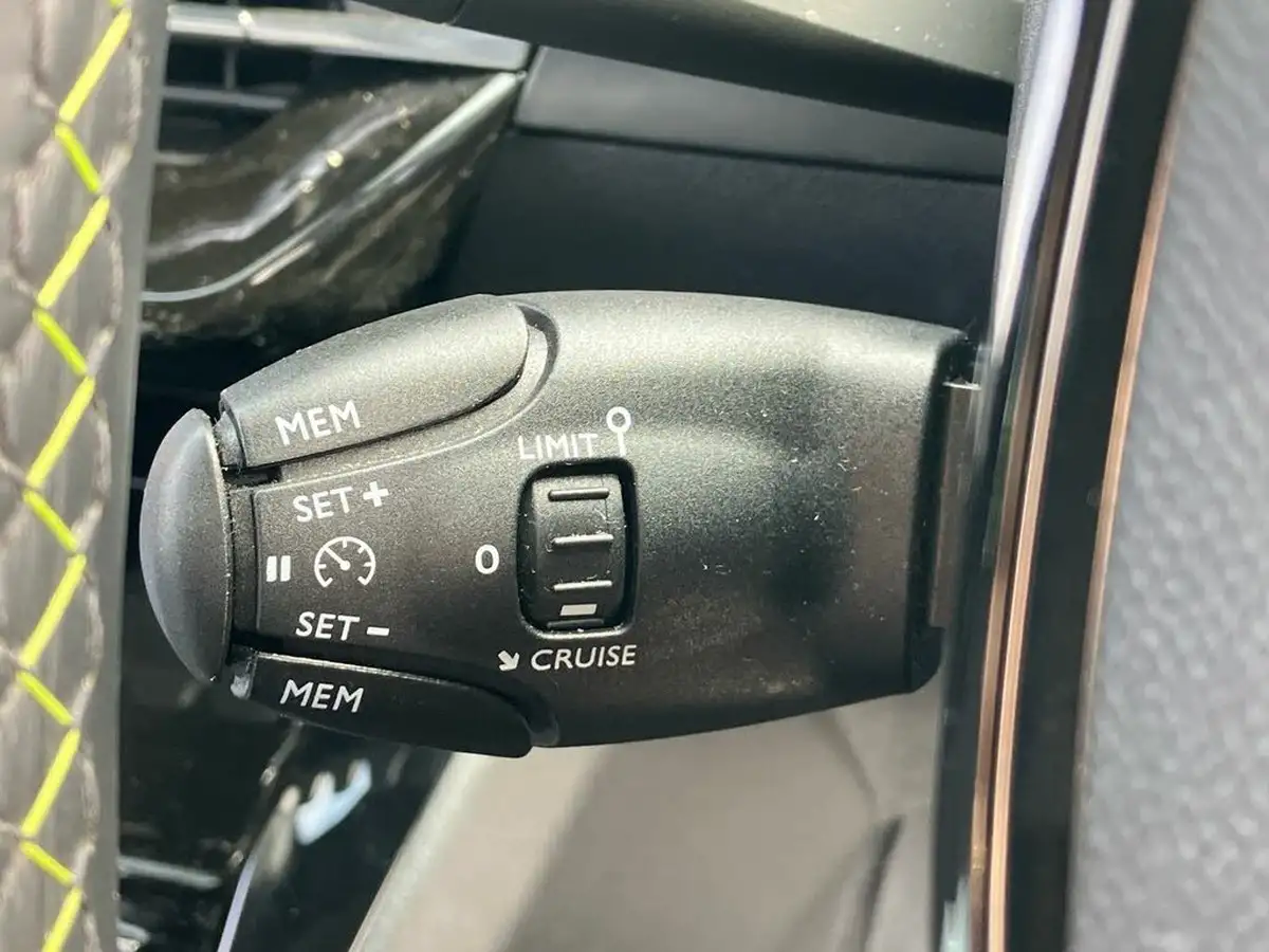 2020-peugeot-208-e-gt-line-big-47
